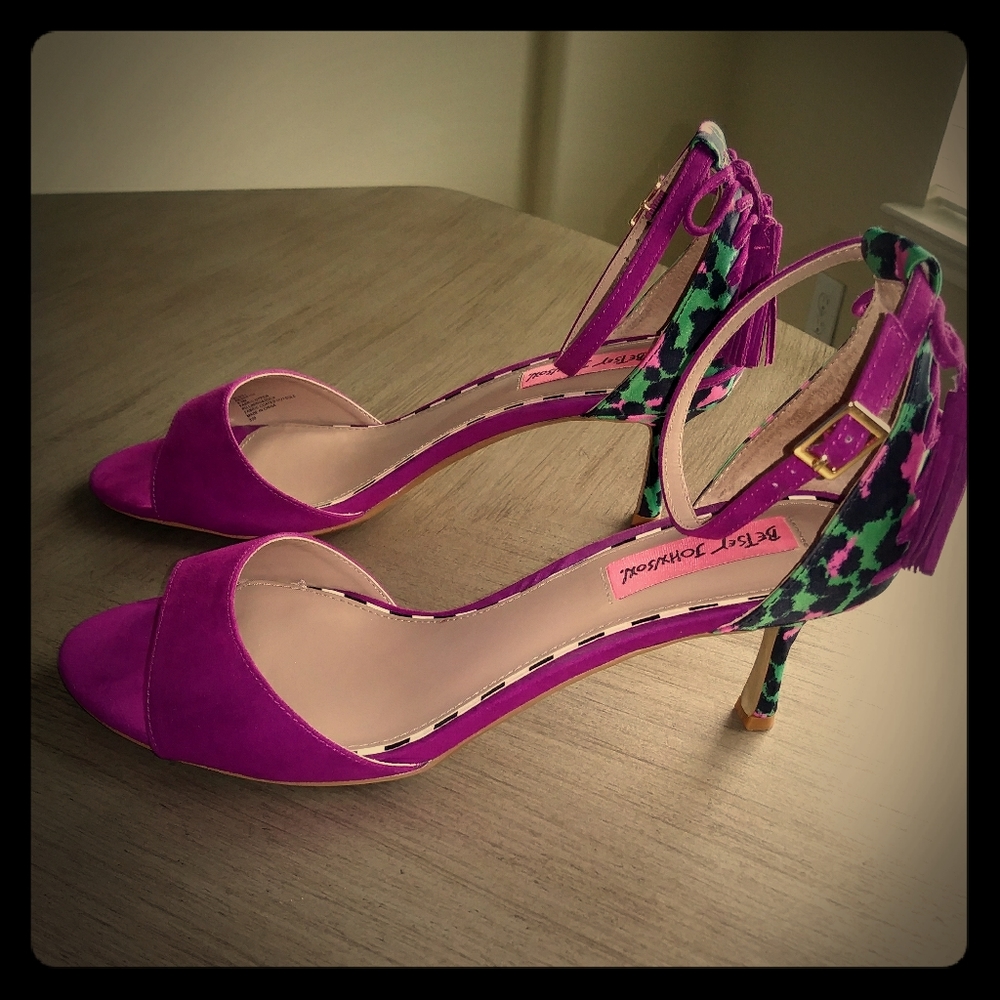 Betsey Johnson kitty heels👠2 1/4 inches
